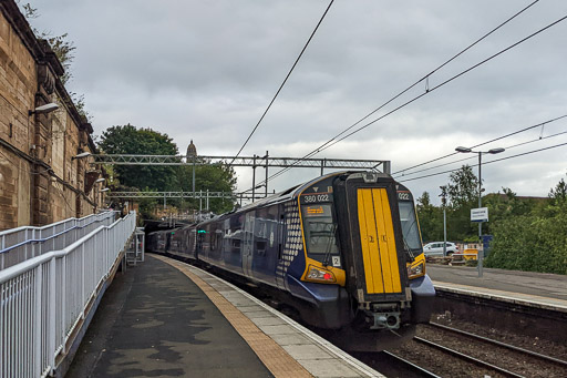 380022 at Greenock Central.